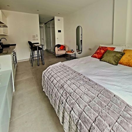 Lovely Central Studio King Bed Gibraltar Exterior photo