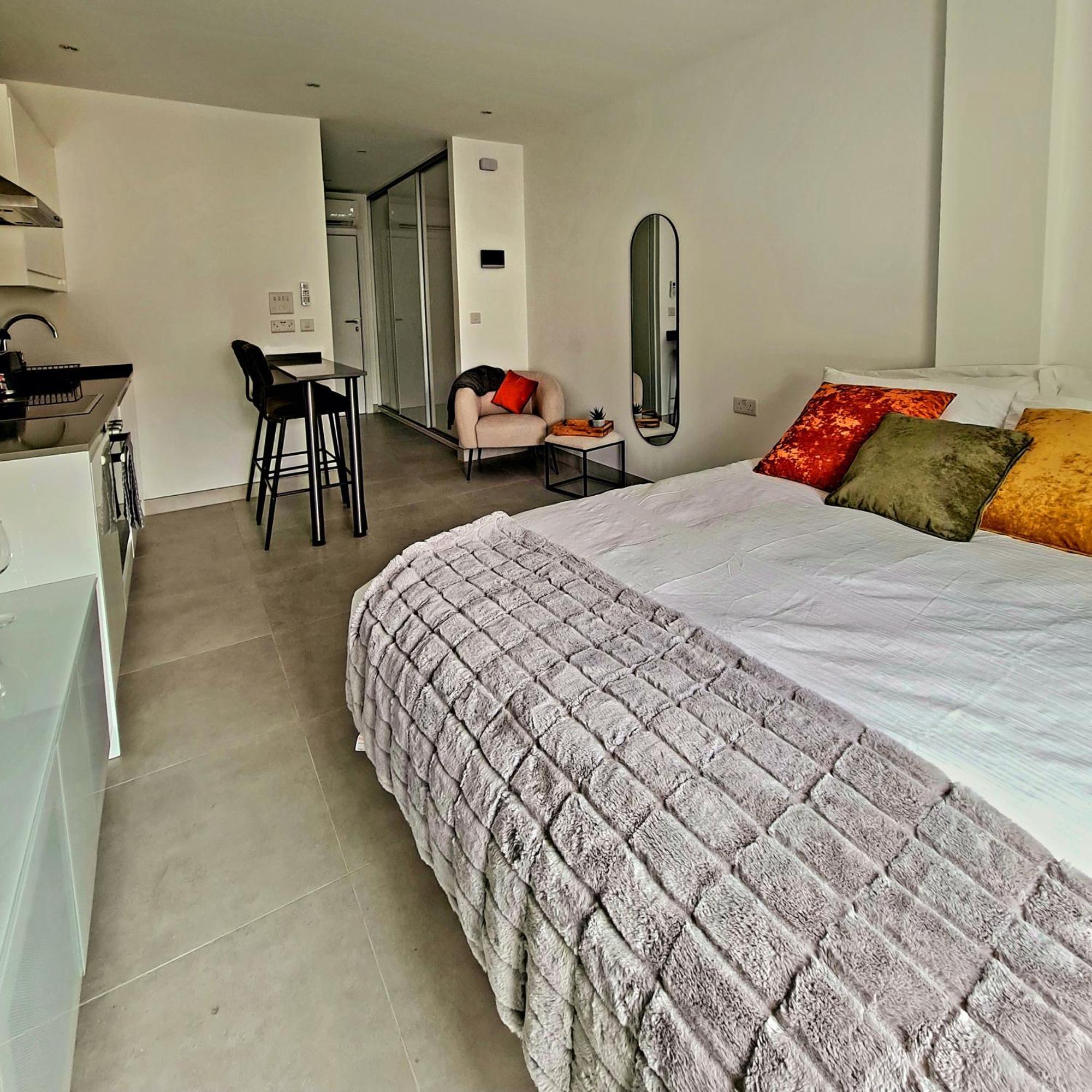 Lovely Central Studio King Bed Gibraltar Exterior photo